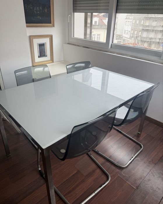 Conjunto mesa e cadeiras