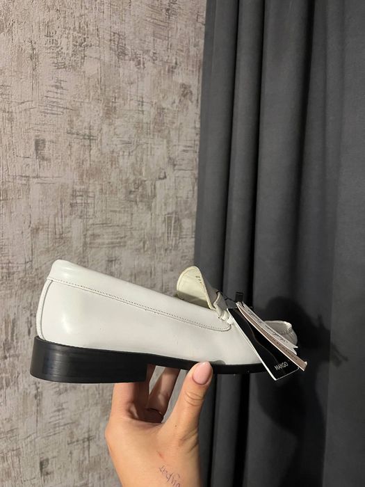 Продам лофери  білі нові кожа