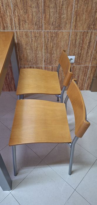 Mesa de cozinha e duas cadeiras
