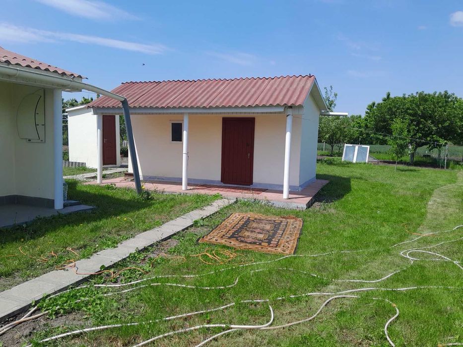 Продається садиба з будинком і присадибними будівлями.