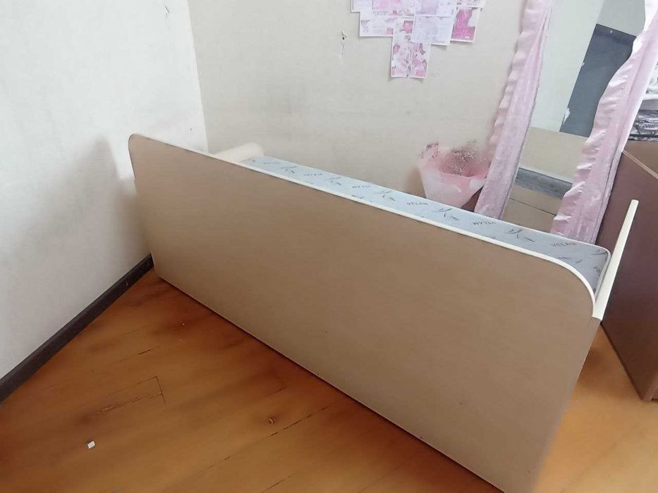 Односпальне ліжко в гарному стані