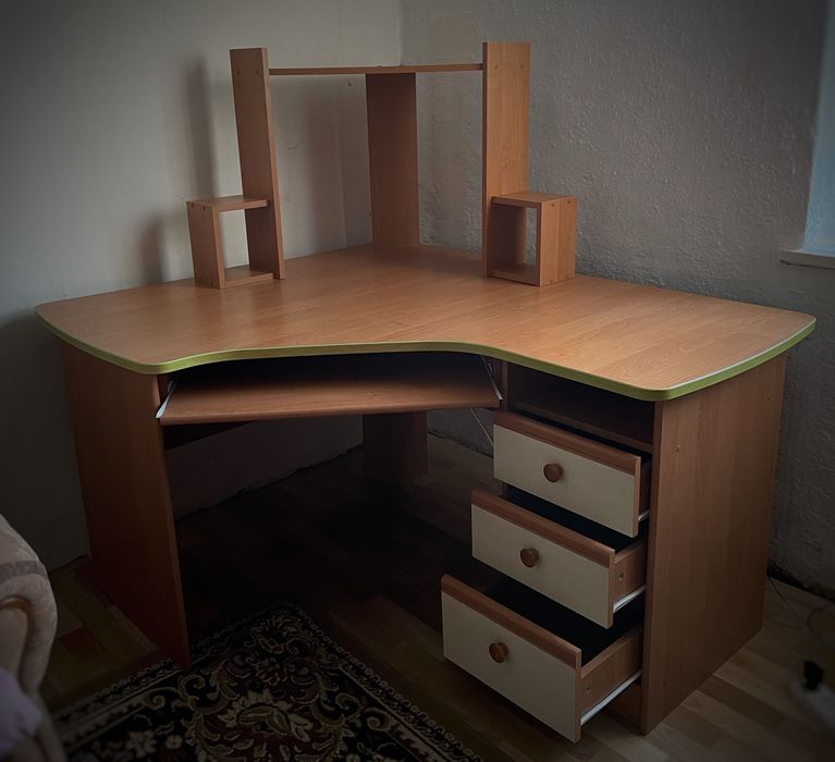 Стіл компʼютерний, кутовий