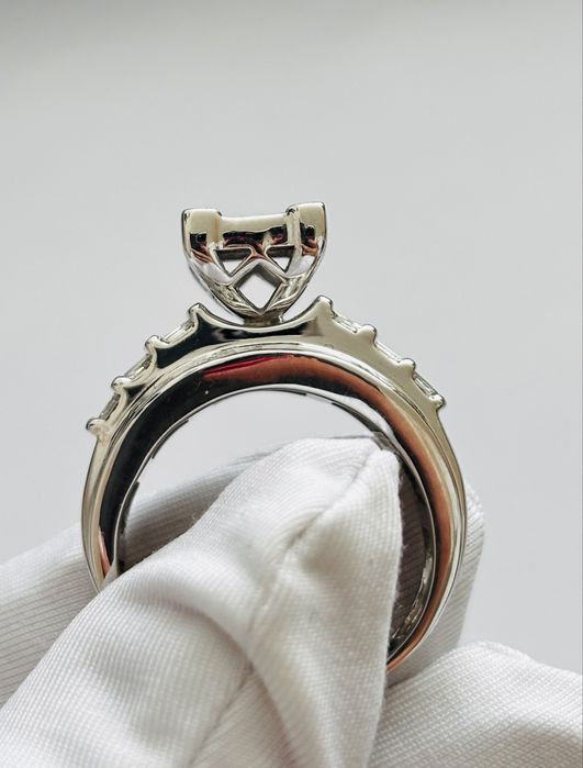 Золота каблучка з діаиантами