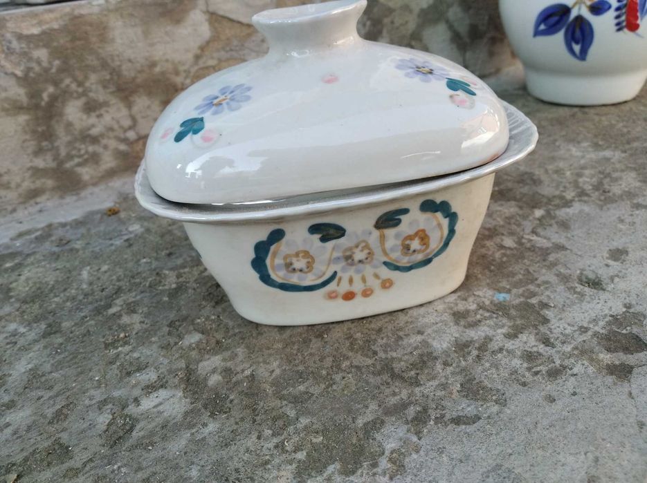 Керамічні статуетки вази фляги чяйники