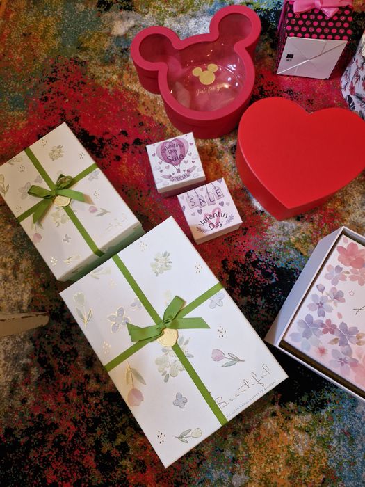 Подарочные коробки,гофро бумага