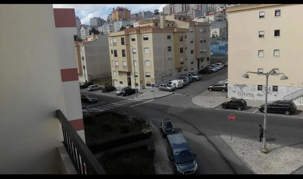 Quarto em Mercês, perto da estação com tudo incluso: serventia de cozinha, água, luz, gás e internet.
