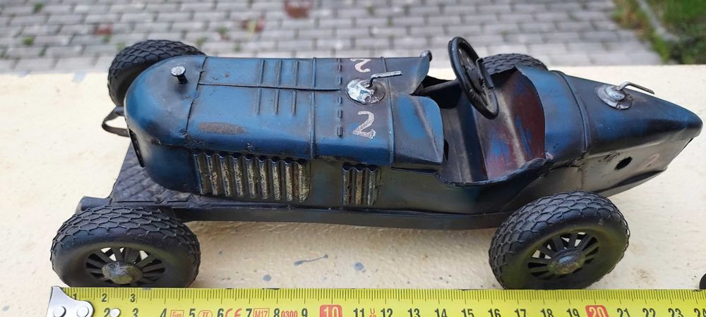 Modelo desportivo de carro em chapa - único