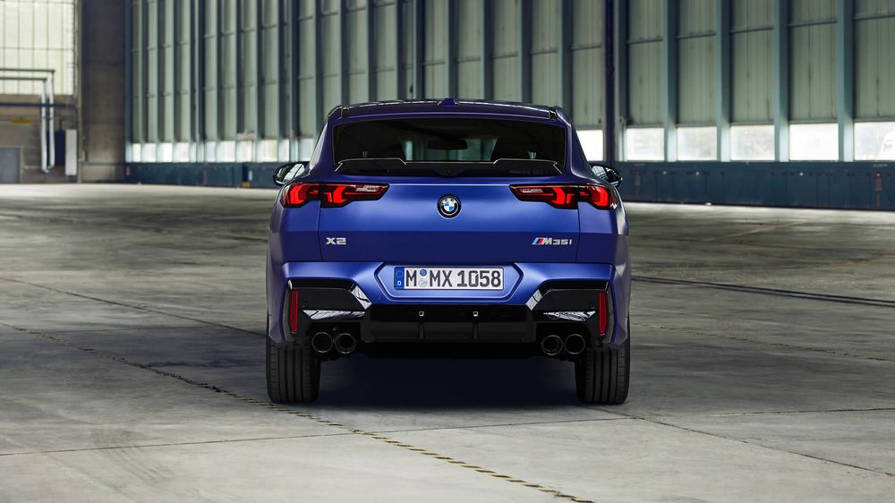 BMW X2 2023 niebieskie od tyłu
