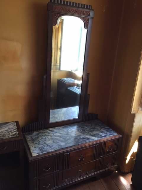 Mobília de quarto maciça.