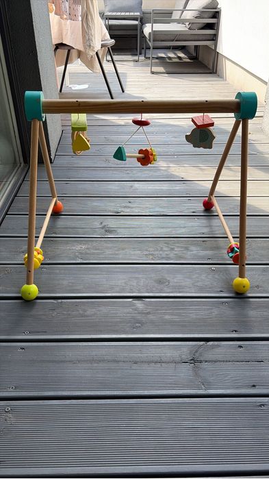 Drewniany stojak dla niemowlat baby gym Montessori