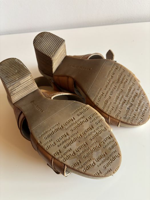 Sandálias Hush Puppies beijes em pele