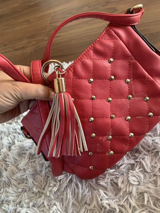 Czerwona torebeczka dla dziewczyny z pazurem