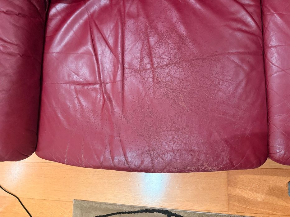 Sofá em pele vermelha (2 lugares)