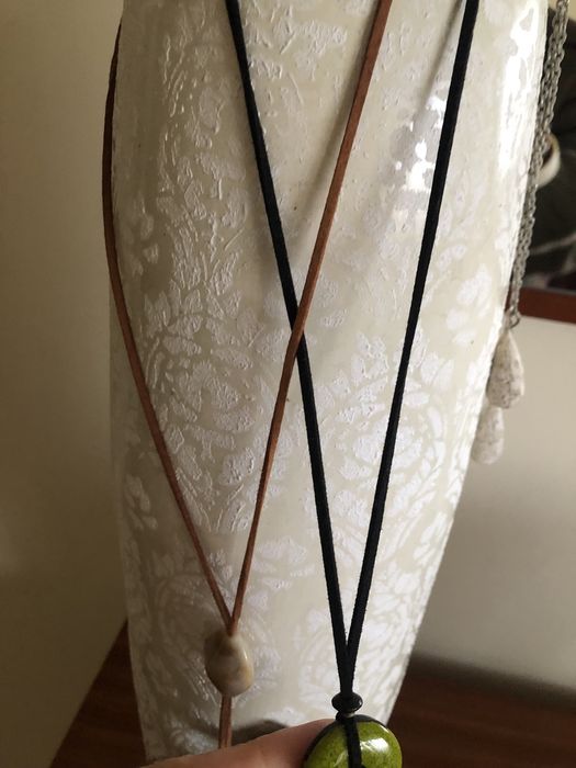 Colares em ceramica novos