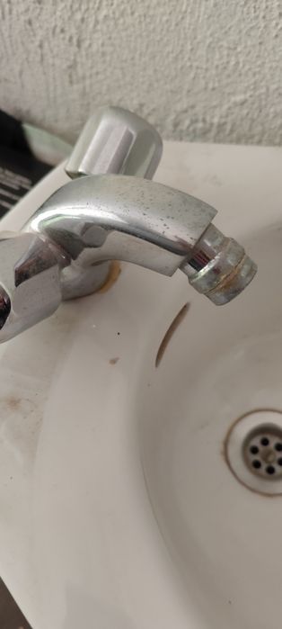 Bidé e lavatório com torneira incluida