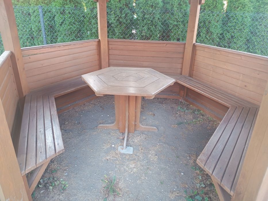 Altana ogrodowa sześciokątna.