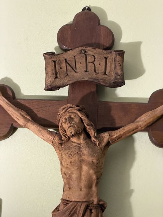 Stary rzeźbiony krzyż
