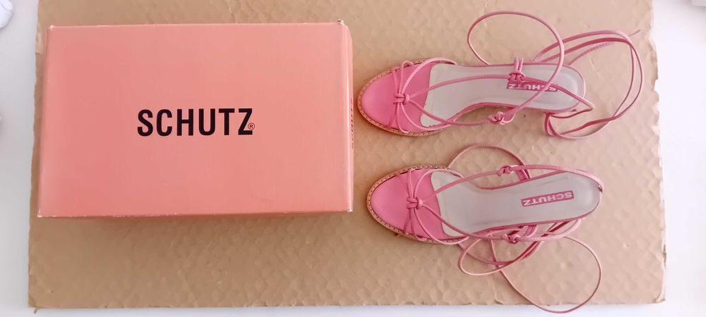 Sandálias Schutz 38 como novas!