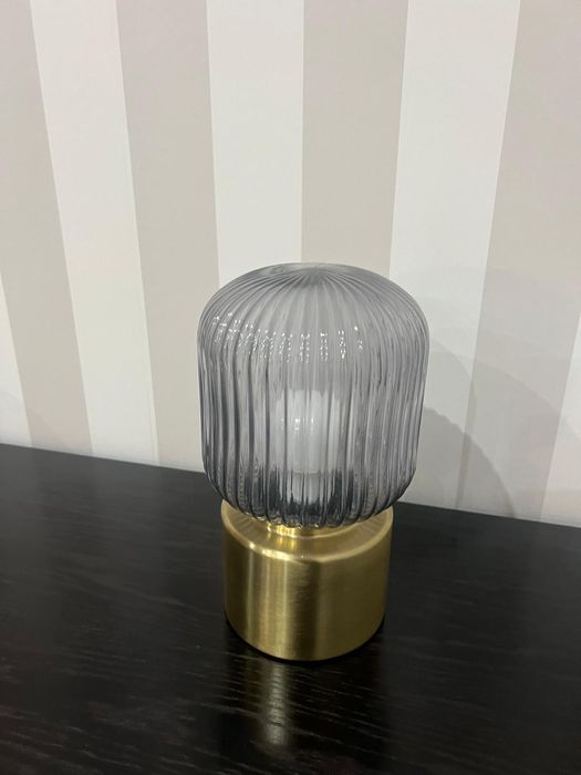 Candeeiro com detalhe dourado