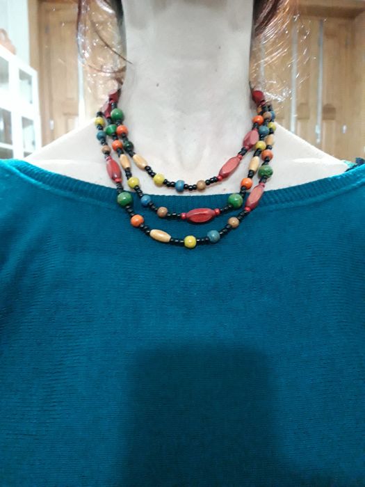 Colar comprido de contas e missangas de várias cores