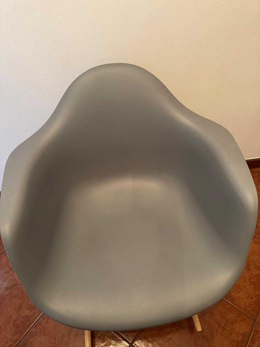 Cadeira de Baloiço Moderna Cinza | Estilo Eames