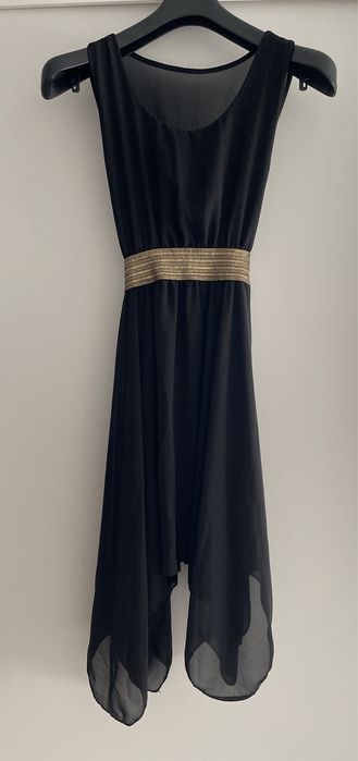 Vestido com faixa dourada