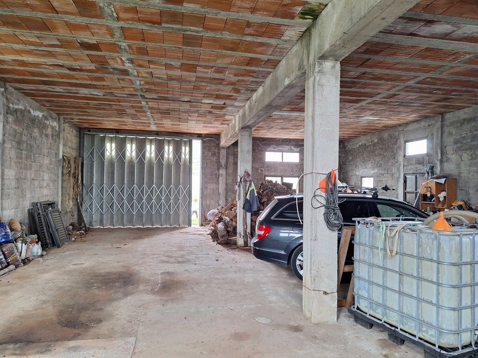 Vende-se Lote para Habitação com garagem feita