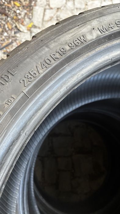 Pneus 235/40/19 Toyo