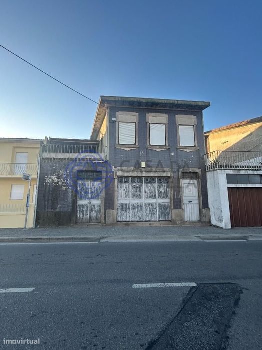 Armazém e habitação com 455 m2 de área útil, com logradouro, para recu