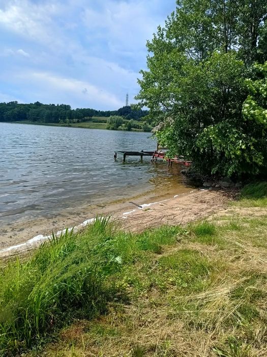 Pole namiotowe, kampingowe, kamperowe nad jeziorem
