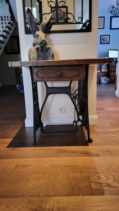 Konsola -stara maszyna do szycia