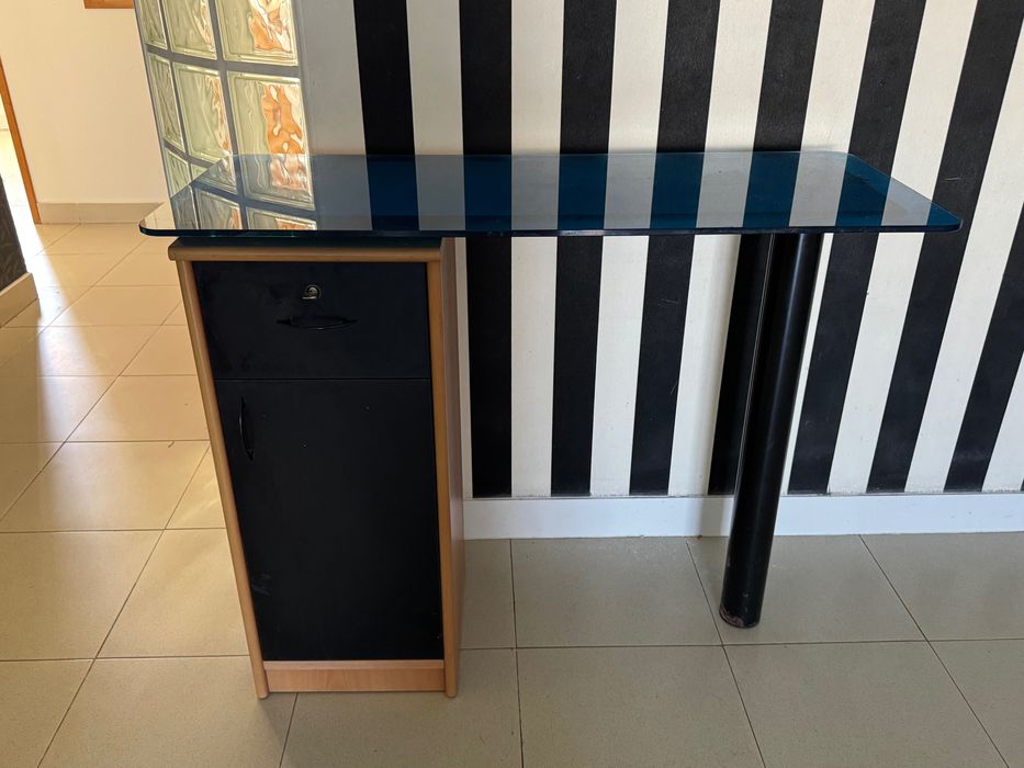 Mesa/balcão com tampo de vidro e madeira