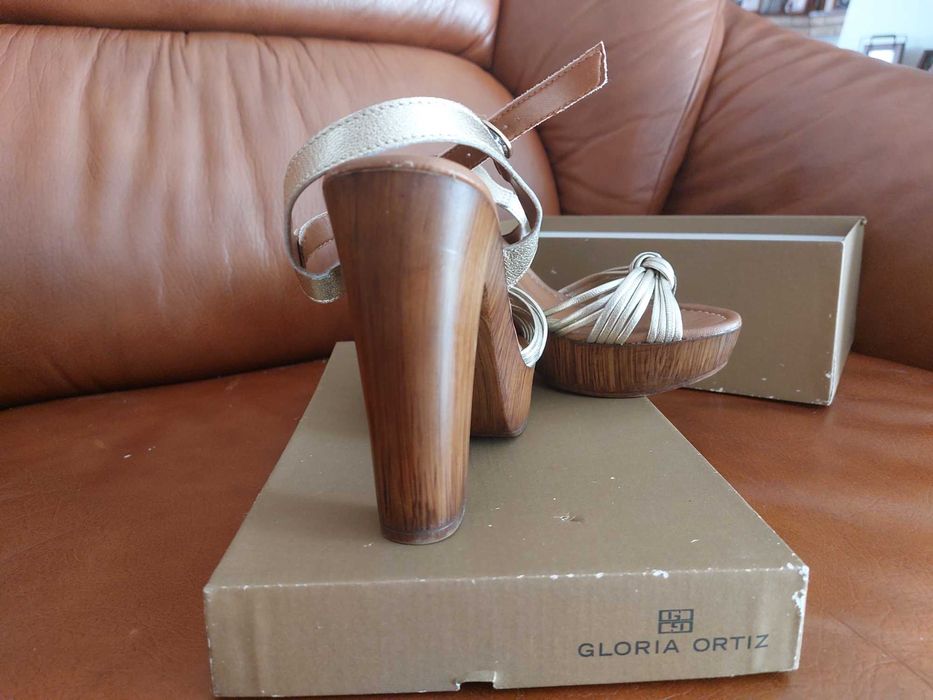 Sandálias altas douradas Gloria Ortiz