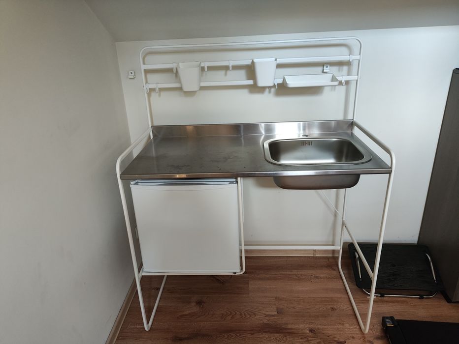 Mini kuchnia Ikea ze zlewem oraz działająca lodówką