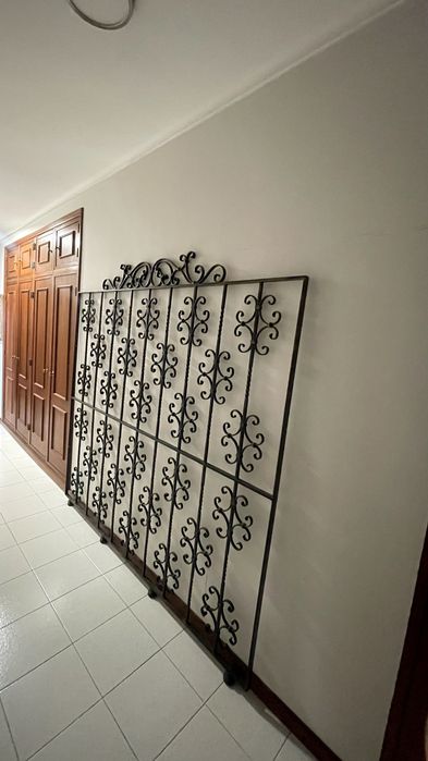Grade em Ferro Forjado Envelhecido – Feita por Encomenda por Artesão