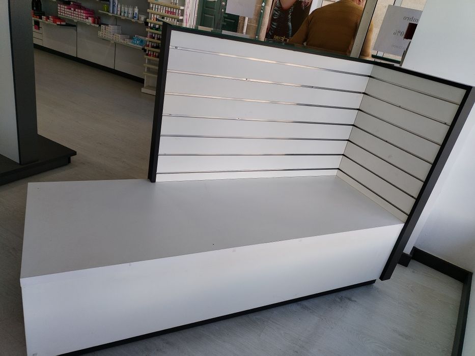 Vendo 2 Móveis  para  exposição de produtos