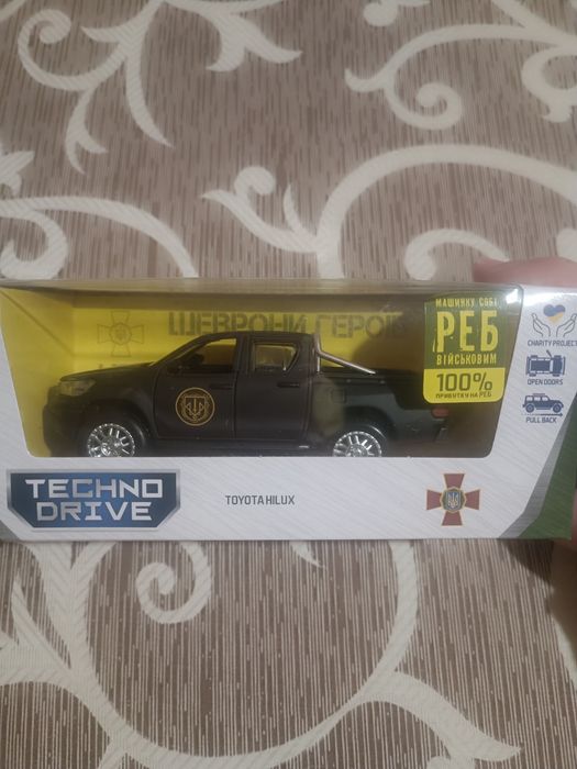 Автомодель, іграшка машинка авто Шевроны Героев Toyota Hilux