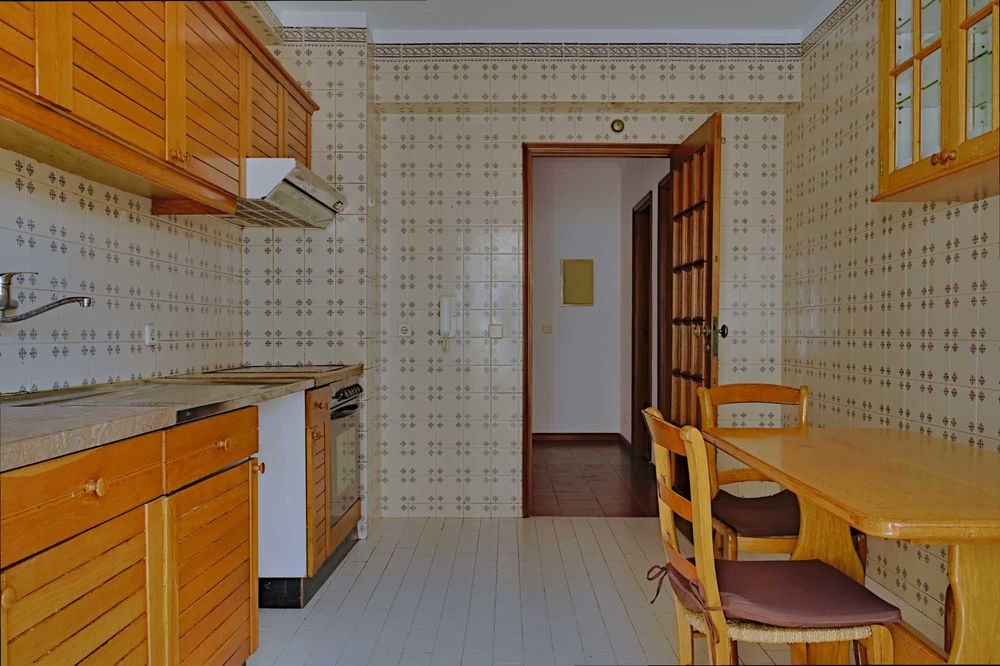 Apartamento T3 com 2 WC e garagem fechada junto às Portas da Maia