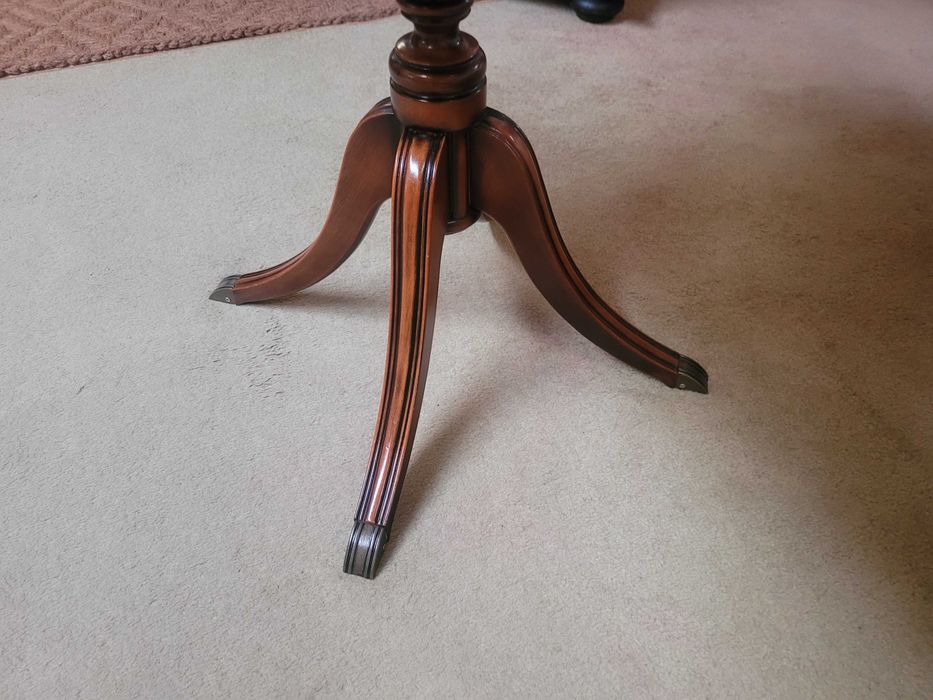 Lindíssima mesa de apoio redonda com quatro gavet