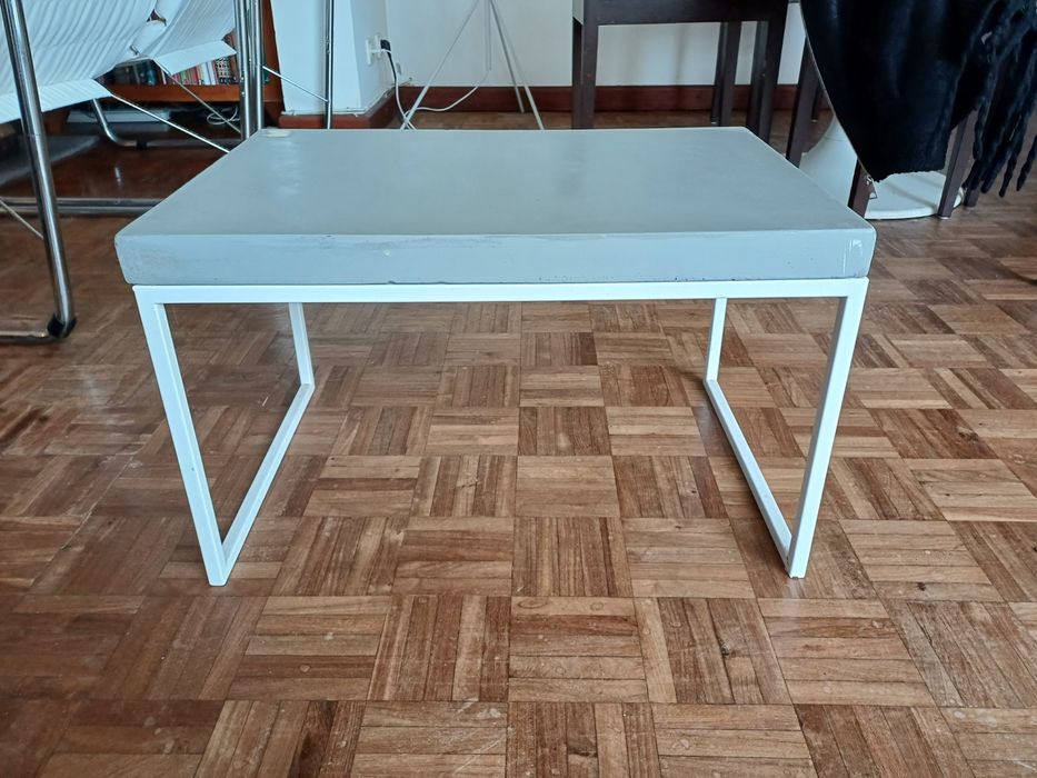 Mesa de apoio zarahome em bom estado de conservação.