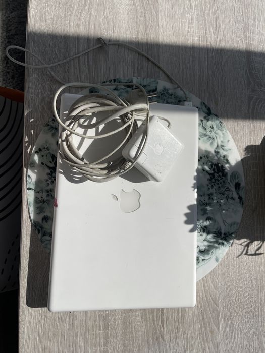 Apple MacBook White 2009