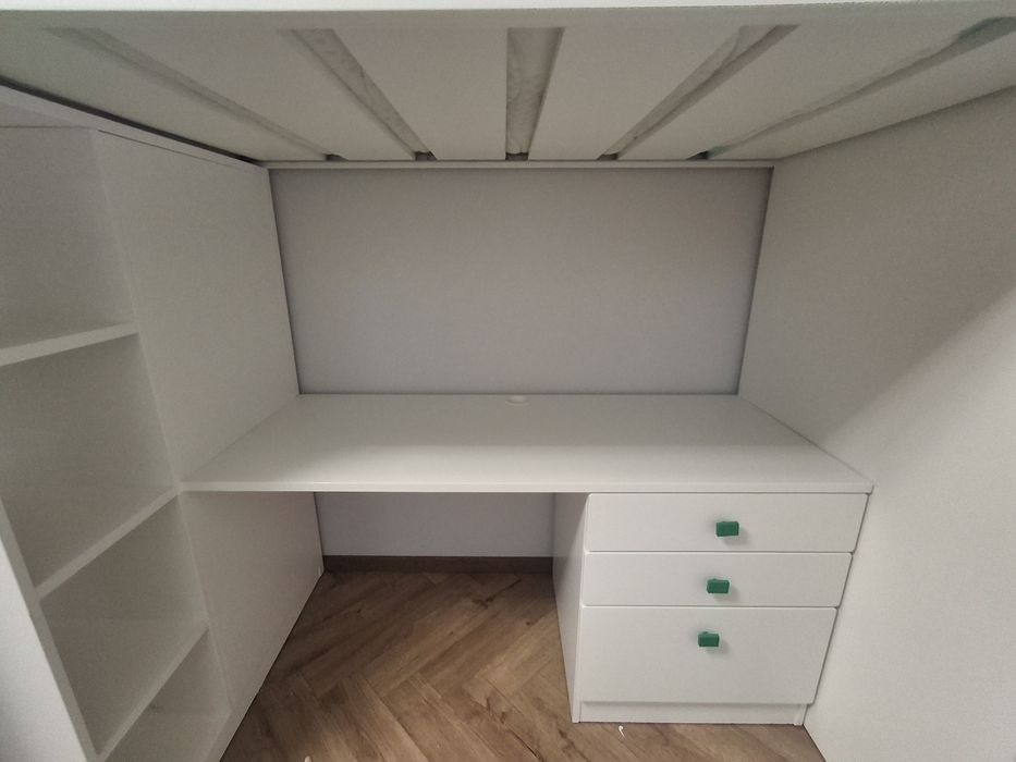 Sprzedam łóżko IKEA na antresoli z biurkiem . Stan bdb