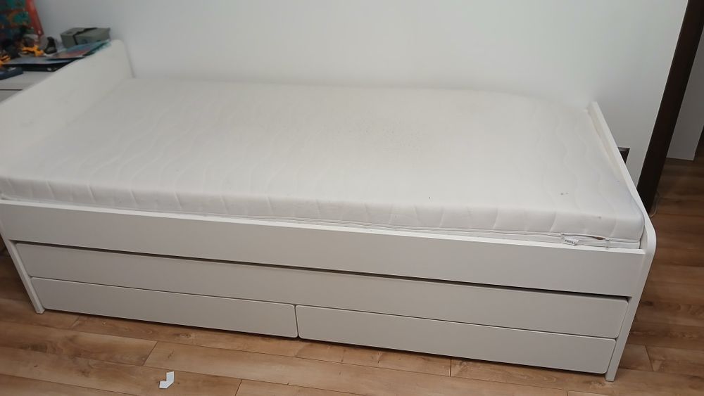 Łóżko dziecięce podwójne z materacami i stelazami