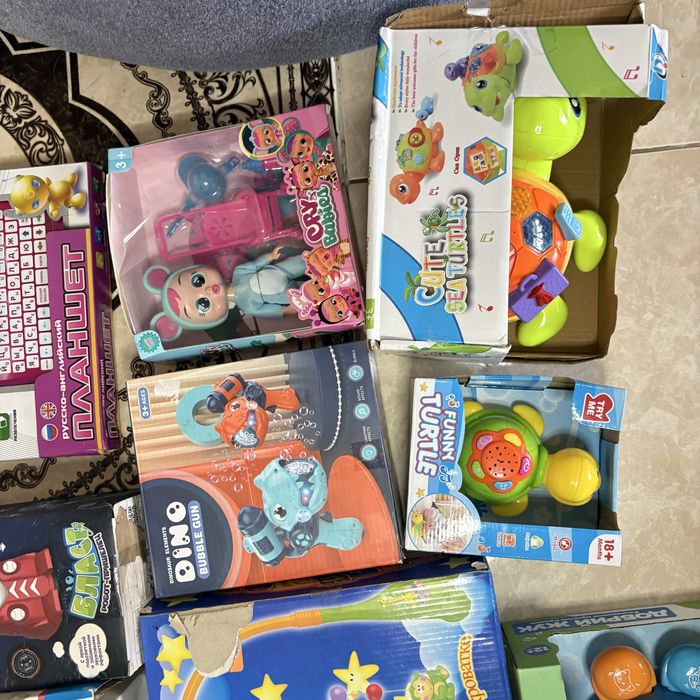 коллекция различных детских игрушек в упаковках.