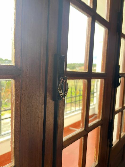 Porta e Janelas em madeira de mogno maciço e vidros intactos