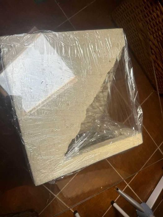 mesa em pedra com tampo de vidro