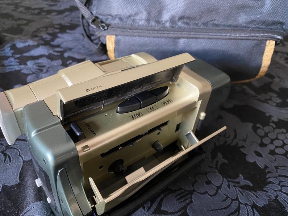 Máquina fotográfica de rolo com leitor de cassetes