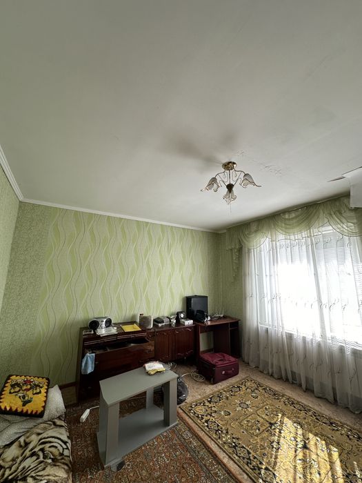 Поодається частина будинку