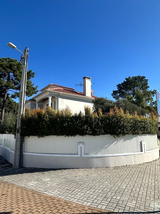Moradia independente à venda em Aroeira - Almada.