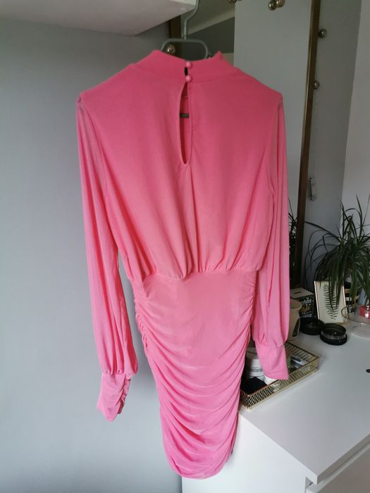 Różowa sukienka z marszczeniami